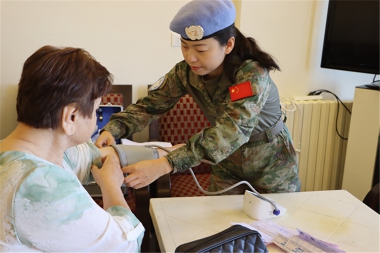 【1】 醫(yī)療分隊隊員為當(dāng)?shù)鼗颊邷y量血壓。曾德樂攝