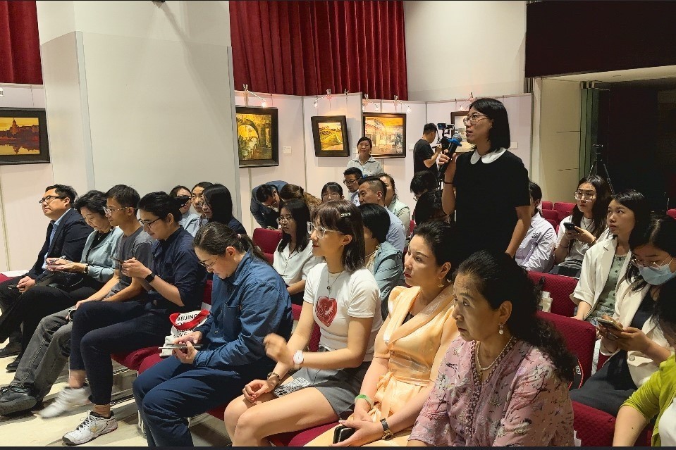 參會記者現(xiàn)場提問。