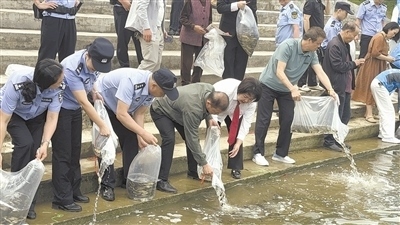 庭審后開展增殖放流。
