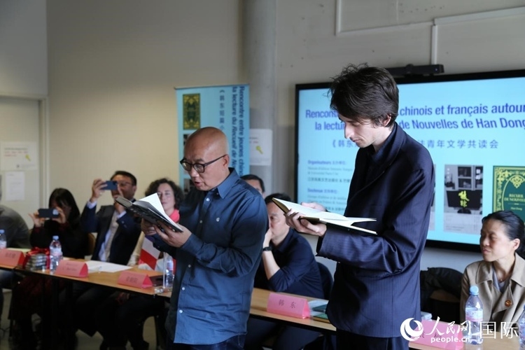 法國(guó)學(xué)子與作家韓東共讀小說選段。人民網(wǎng)記者 于超凡攝