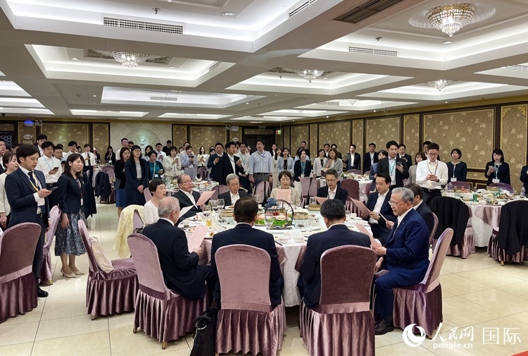 創(chuàng)價(jià)學(xué)會青年代表團(tuán)共唱《櫻花緣》