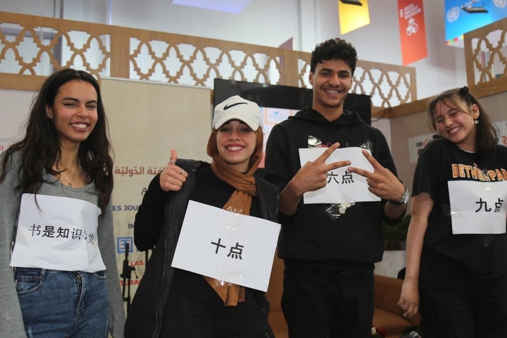 2024年4月24日，突尼斯高中生在首都突尼斯市舉辦的突尼斯國際書展上表演漢語節(jié)目。新華社發(fā)（阿代爾攝）