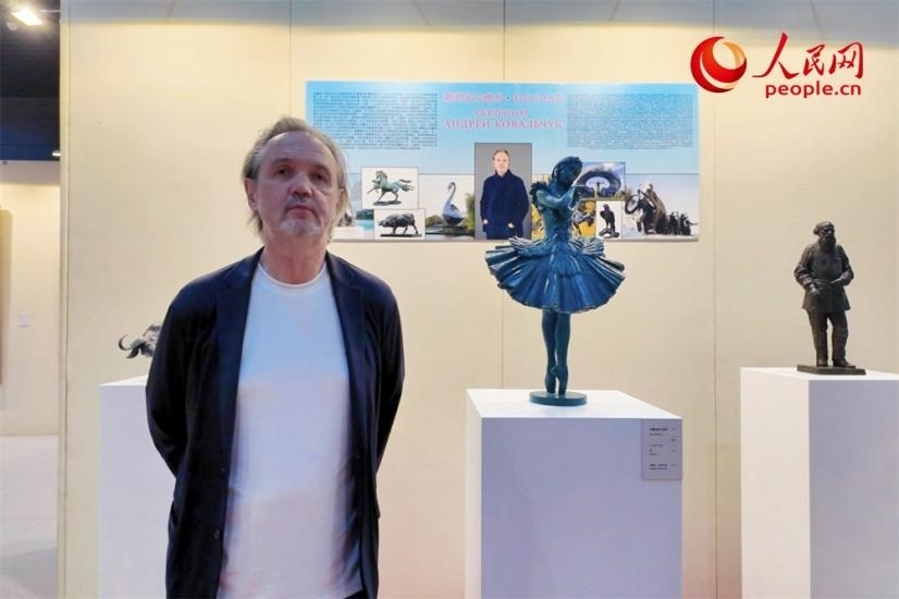 俄羅斯人民藝術(shù)家、俄羅斯美協(xié)主席安德烈·科瓦爾丘克正在接受人民網(wǎng)的采訪。人民網(wǎng)記者 劉微攝