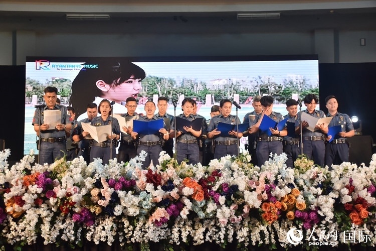 邦板牙省警察局學員在結業(yè)典禮上表演合唱。人民網(wǎng)記者 樊帆攝