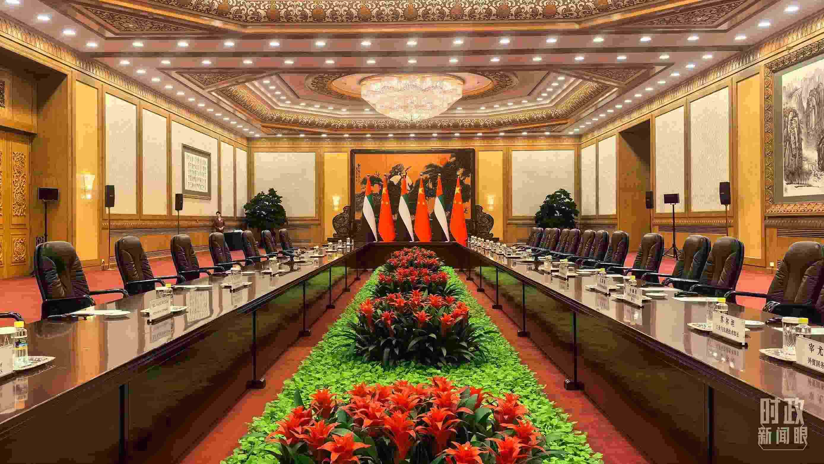 △5月30日下午，習近平主席同阿聯(lián)酋總統(tǒng)穆罕默德會談。這是會談開始前的現(xiàn)場。（總臺央視記者鄂介甫拍攝）