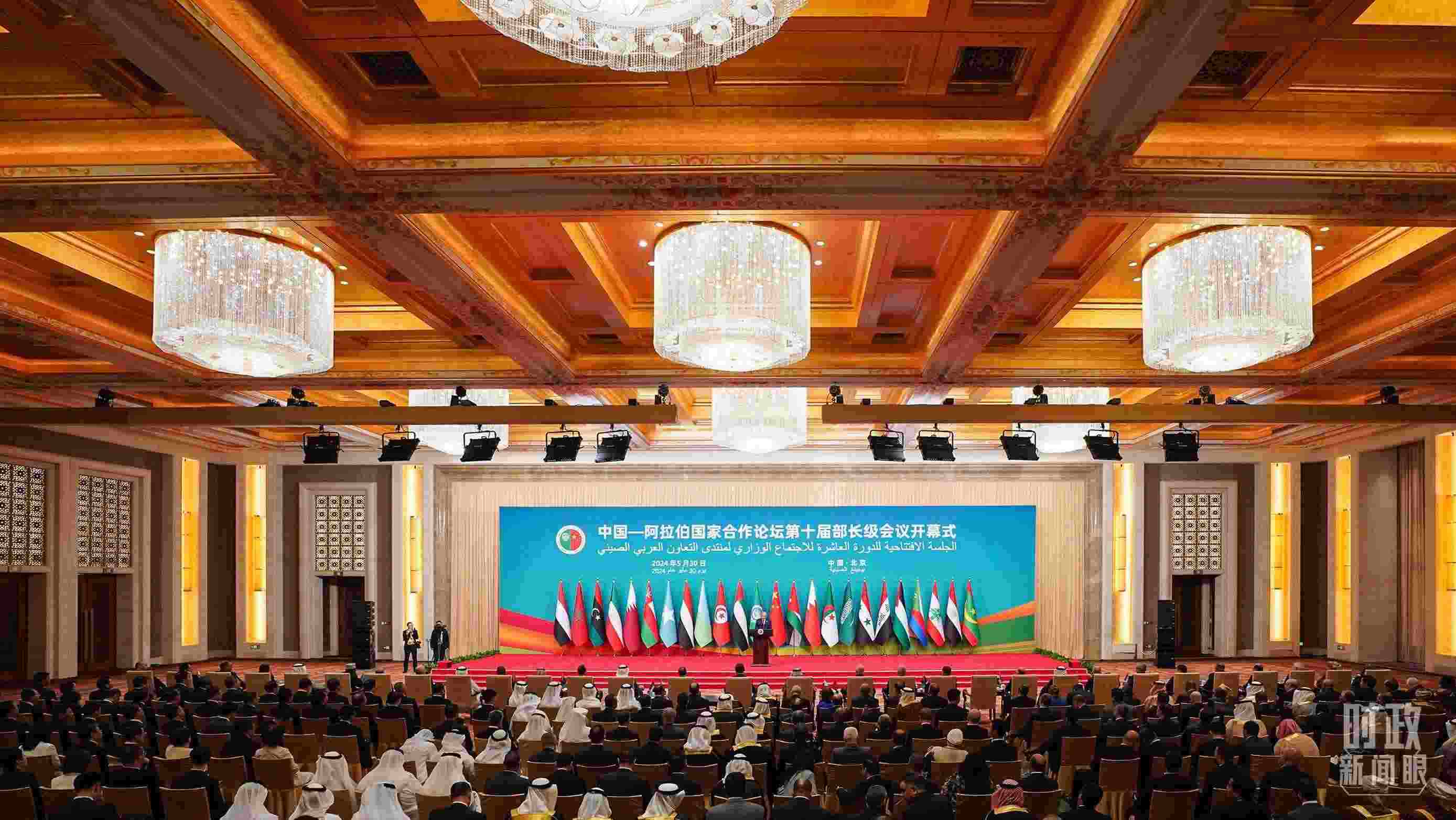 △5月30日開幕式現(xiàn)場，阿盟秘書長蓋特在致辭。（總臺國廣記者李晉拍攝）