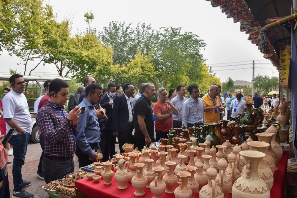 2023年5月31日，阿拉伯國家聯(lián)盟代表團一行在新疆喀什古城參觀訪問。新華社記者 高晗 攝