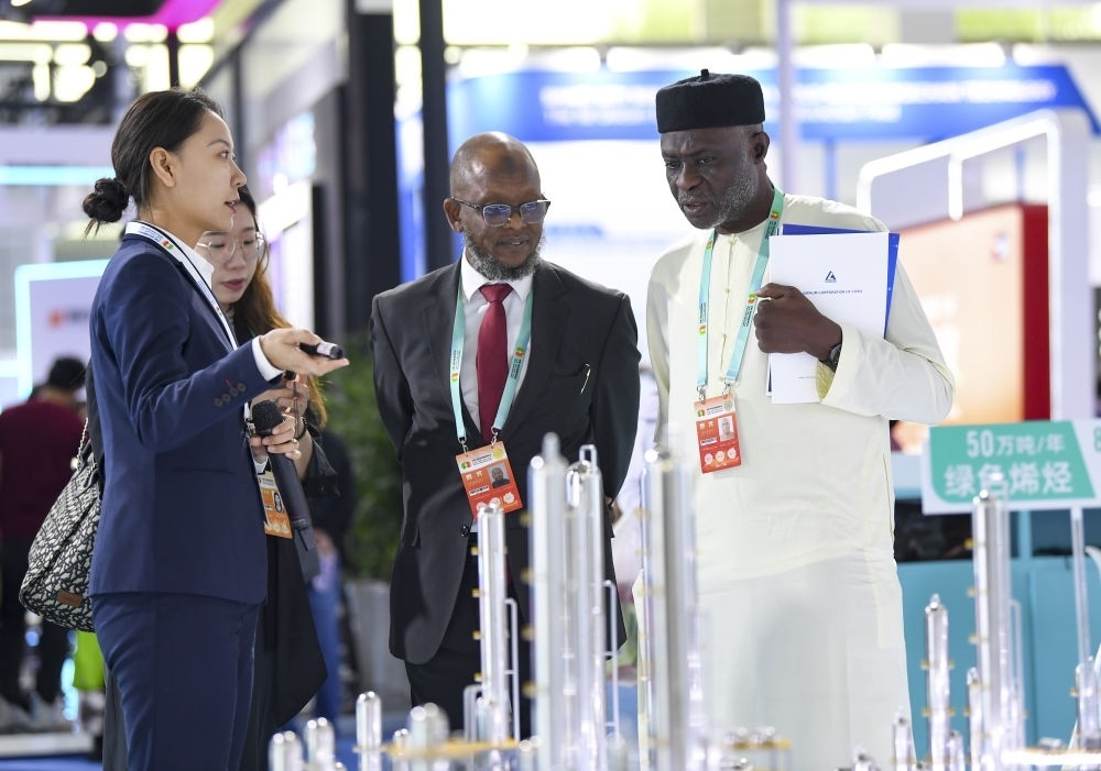 2023年9月22日，嘉賓在第六屆中阿博覽會上了解清潔能源項目。新華社記者 馮開華 攝