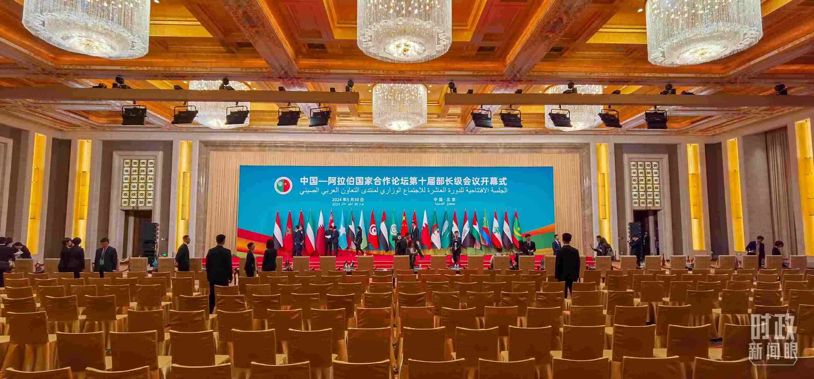 △會議開始前，現(xiàn)場正在進行各項準備工作。（總臺央視記者郭鴻拍攝）