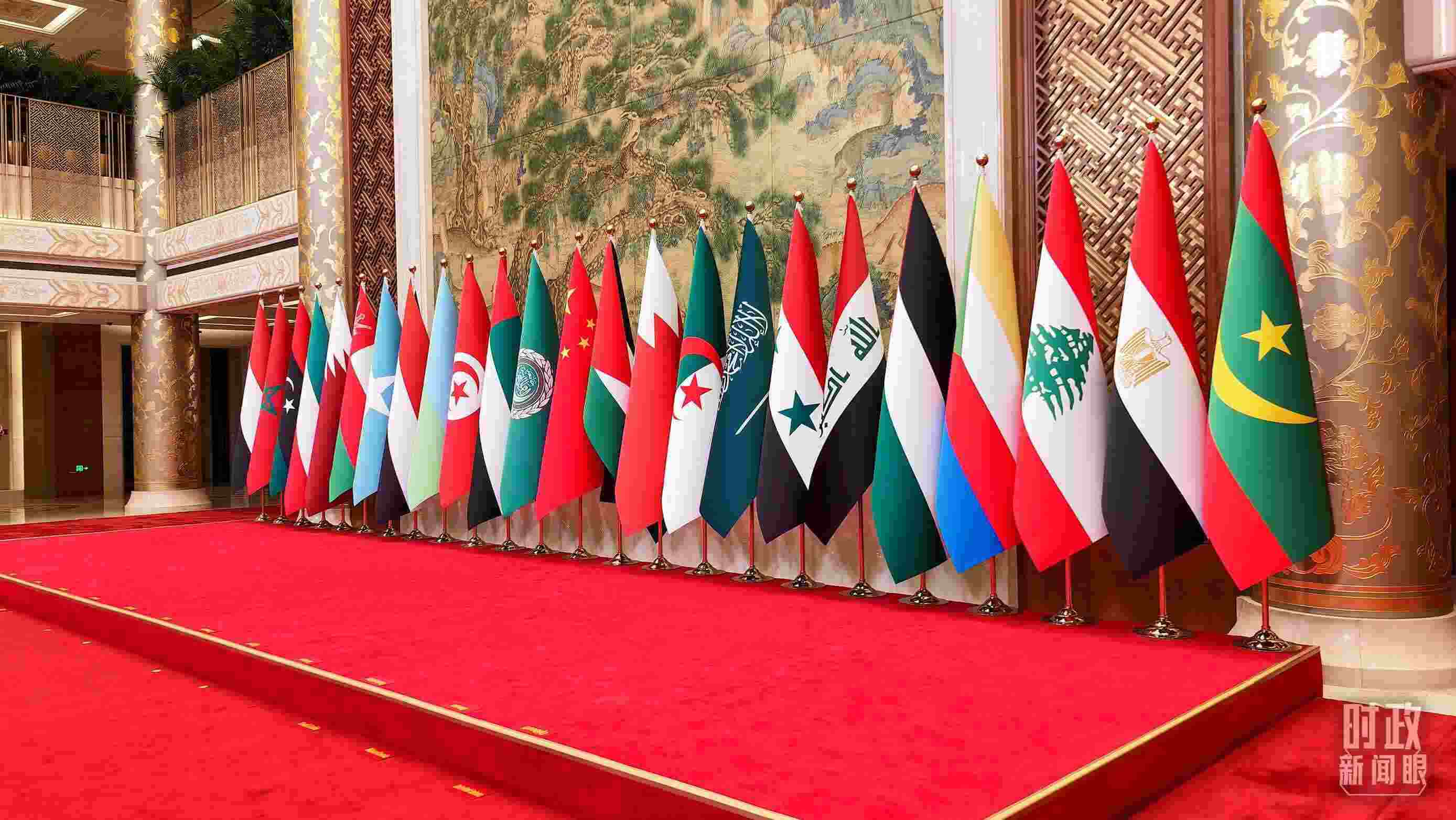 △會議現(xiàn)場的旗陣。（總臺央廣記者馬喆拍攝）