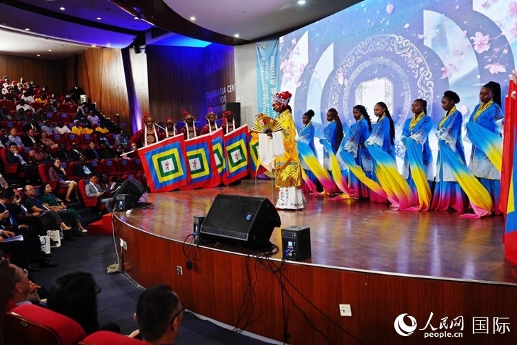 開幕式前，內羅畢大學孔子學院學生進行文藝表演。人民網記者 黃煒鑫攝