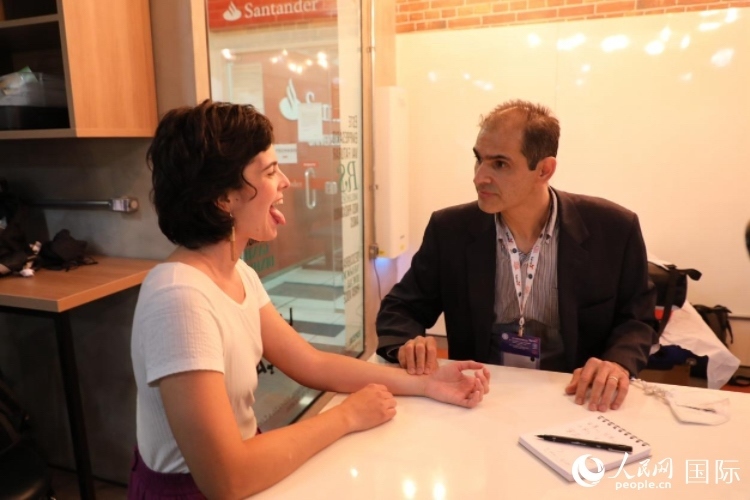 在巴西米納斯吉拉斯州首府貝洛奧里藏特開辦診所的中醫(yī)師保羅·貢扎爾韋斯，正在把脈并觀察舌苔。人民網(wǎng)記者 陳一鳴攝