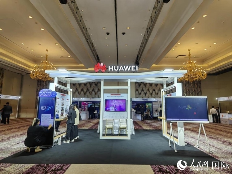 峰會現(xiàn)場，由泰國政府、中泰高校和客戶伙伴搭建的人才雙選會和伙伴展臺開放。人民網(wǎng)記者 楊一攝