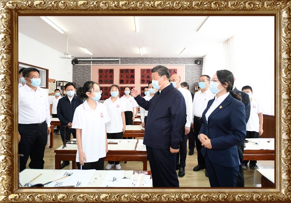 2021年9月13日至14日，習(xí)近平總書記在陜西省榆林市考察。14日上午，習(xí)近平在綏德實(shí)驗(yàn)中學(xué)考察時(shí)，同正在練習(xí)書法的學(xué)生親切交流。