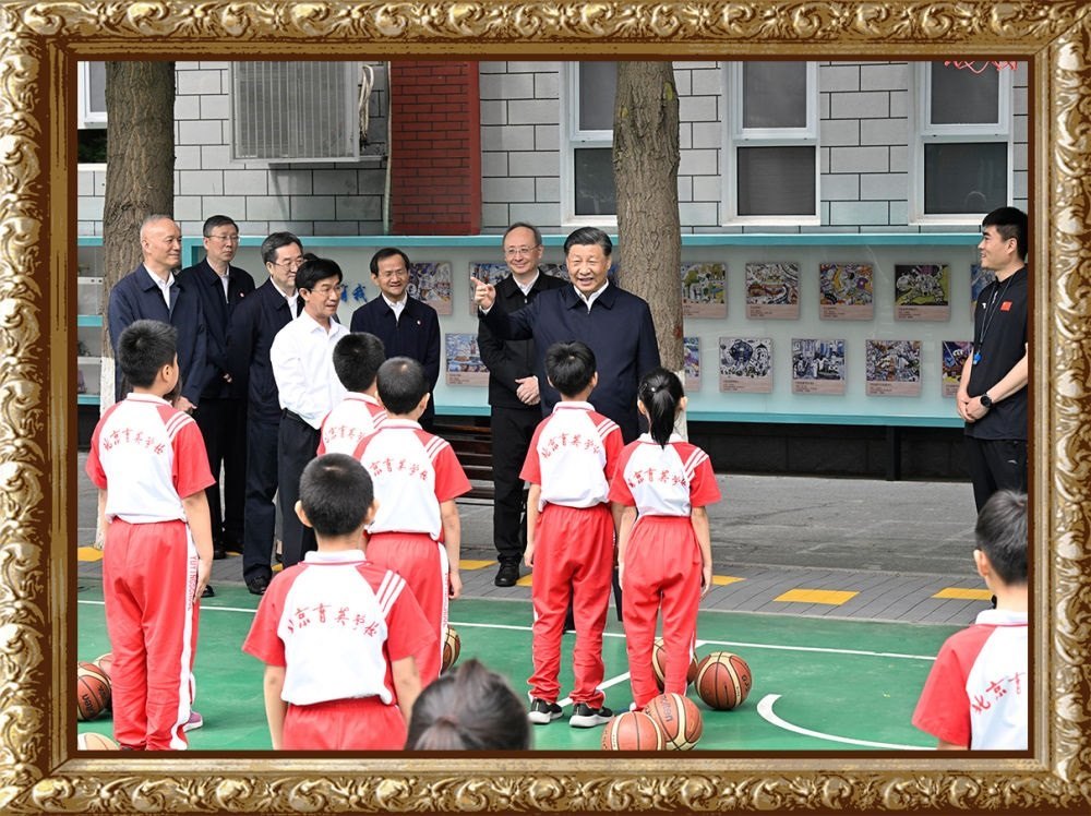 2023年5月31日上午，習(xí)近平總書記來(lái)到北京育英學(xué)校看望慰問(wèn)師生，在籃球場(chǎng)同正在上體育課的小學(xué)生們親切交流。習(xí)近平親切地說(shuō)：“現(xiàn)在生活條件好了，孩子們不是要吃得胖胖的，而是要長(zhǎng)得壯壯的、練得棒棒的?！? width=
