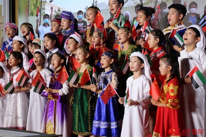 活動上，身著中阿傳統(tǒng)服飾的孩子們共唱歌曲，表達對美好未來的向往。人民網(wǎng)記者 張志文攝
