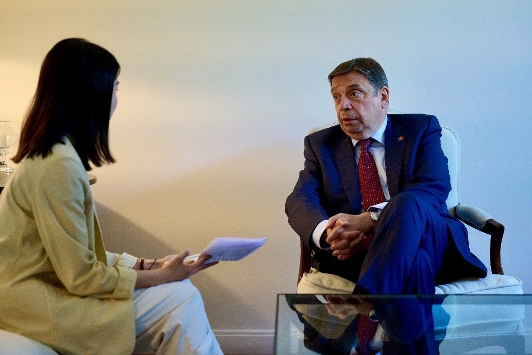 西班牙農(nóng)業(yè)、漁業(yè)和食品大臣普拉納斯接受人民網(wǎng)專訪。西班牙駐華大使館供圖