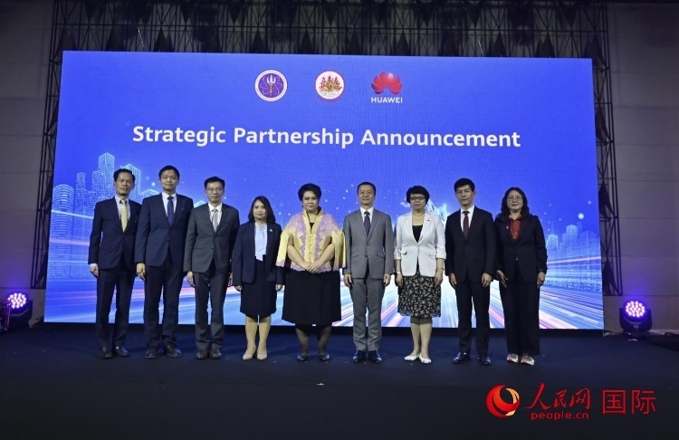 數(shù)字人才峰會現(xiàn)場。左五為泰國高等教育、科學(xué)、研究和創(chuàng)新部長素巴瑪·伊沙拉帕迪，右三中國駐泰國大使館教育參贊許蘭，右四為華為泰國技術(shù)有限公司總經(jīng)理李雄偉。人民網(wǎng)記者 簡承淵攝