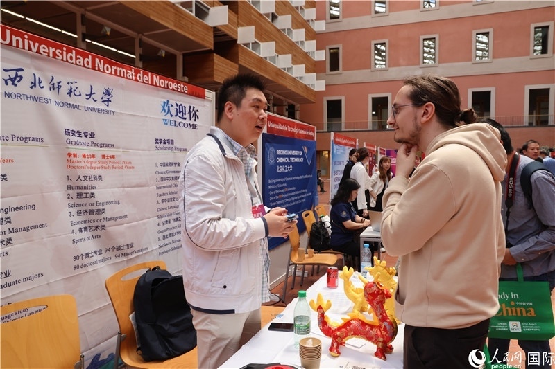 西班牙應(yīng)屆畢業(yè)生在展臺(tái)前咨詢。人民網(wǎng)記者 顏歡攝