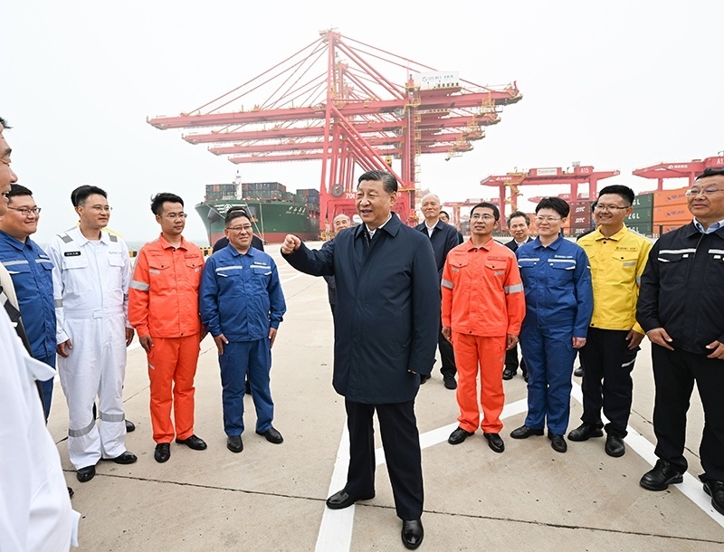 △2024年5月22日，習(xí)近平總書記在山東省日照港親切慰問(wèn)港口科技工作者、運(yùn)營(yíng)人員、航運(yùn)人員。