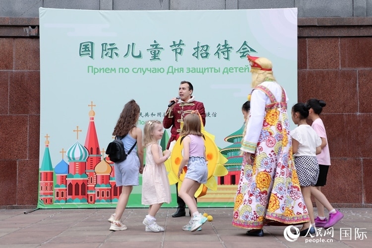 中俄兩國小朋友共同參與互動游戲。人民網(wǎng)記者 隋鑫攝