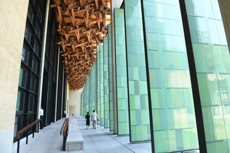 2022年7月23日，杭州國(guó)家版本館屋頂?shù)哪緲?gòu)和青瓷門扇相映成趣。