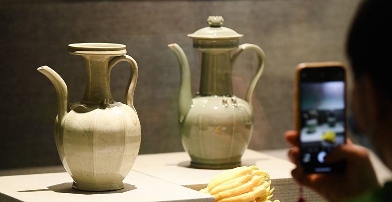 2021年9月14日，浙江省博物館，觀眾在拍攝北宋龍泉窯執(zhí)壺（左）和龍泉青瓷藝人劉杰制作的執(zhí)壺。