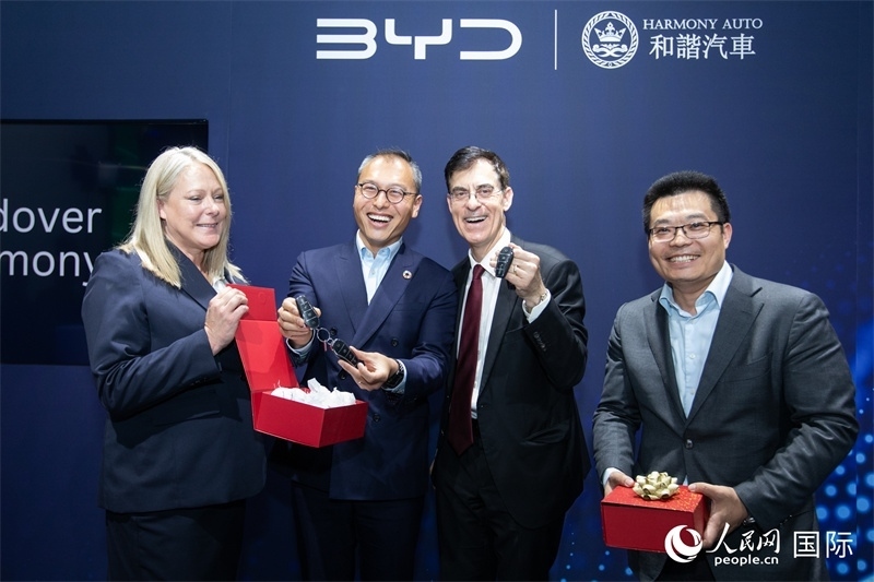 兩位英國(guó)消費(fèi)者獲得新車(chē)鑰匙。人民網(wǎng)記者 許立群攝影