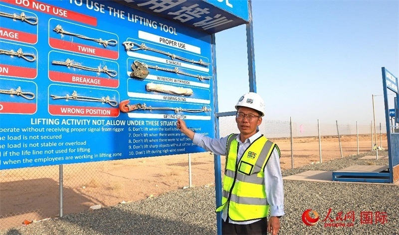 中國(guó)能建國(guó)際工程公司副總經(jīng)理兼阿爾舒巴赫電站項(xiàng)目經(jīng)理熊高峽展示安全培訓(xùn)中心設(shè)施。人民網(wǎng)記者 管克江攝