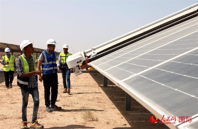 工作人員在測(cè)試自動(dòng)清掃機(jī)器人。人民網(wǎng)記者管克江攝