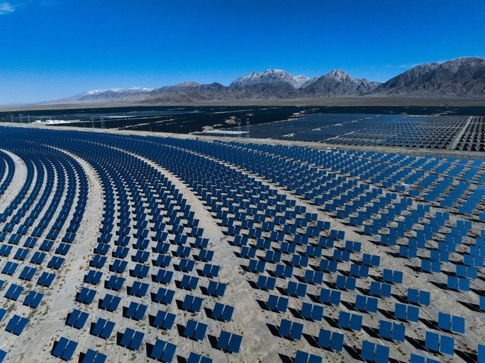 這是2024年4月23日在青海省海西蒙古族藏族自治州德令哈市光伏（光熱）產業(yè)園拍攝的光熱電站（無人機照片）。新華社記者 張龍 攝