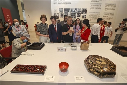 2023年5月28日，北京，推光漆器匠人為駐華使節(jié)展示技藝。