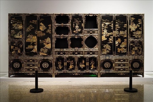 2023年7月9日，北京，中國工藝美術館·中國非物質(zhì)文化遺產(chǎn)館，“山西特色專業(yè)鎮(zhèn)·平遙非遺雙寶中華行”展覽展出的推光漆器作品。