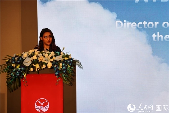 阿聯(lián)酋經(jīng)濟部旅游司司長艾莎·阿菲菲致辭。人民網(wǎng)記者張志文攝
