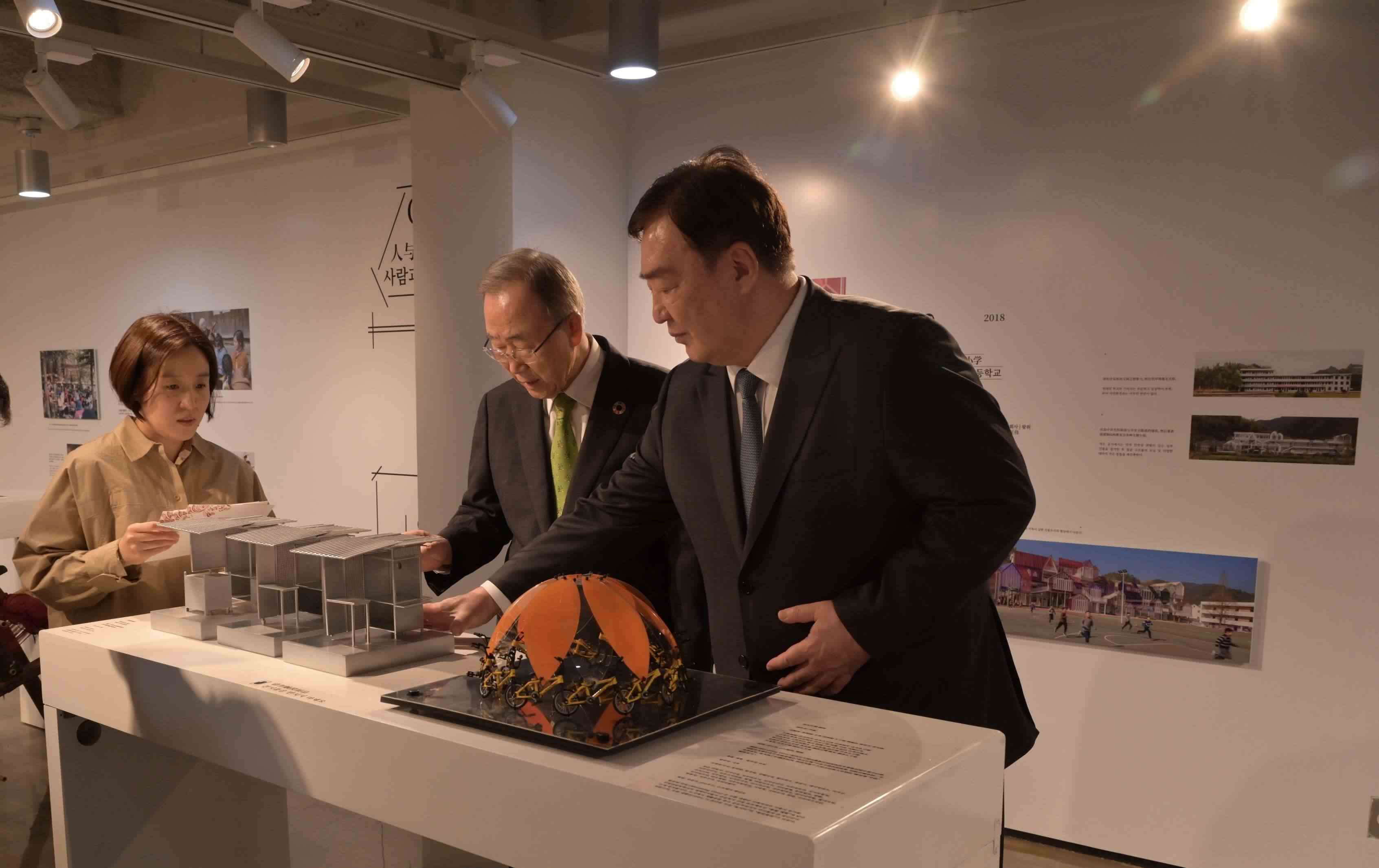 邢海明（右一）與潘基文共同參觀《自然生活傳承——美麗中國特展》。首爾中國文化中心供圖