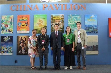 相關(guān)公司代表與中國駐里約熱內(nèi)盧總領(lǐng)館商務(wù)參贊敬艷輝在中國聯(lián)合展臺(tái)前合影。中廣國際公司供圖