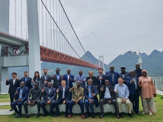 使節(jié)團與壩陵河大橋合影。新華社記者 吳思 攝