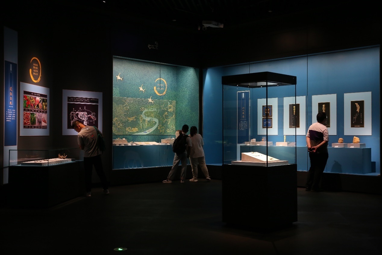 觀眾正在參觀展覽。國家文物局供圖