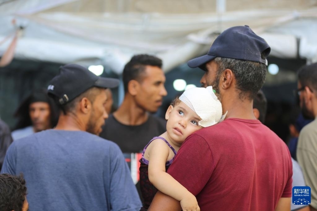 這是6月8日在加沙地帶中部努賽賴特難民營(yíng)拍攝的傷員。新華社發(fā)（馬爾萬·達(dá)烏德攝）