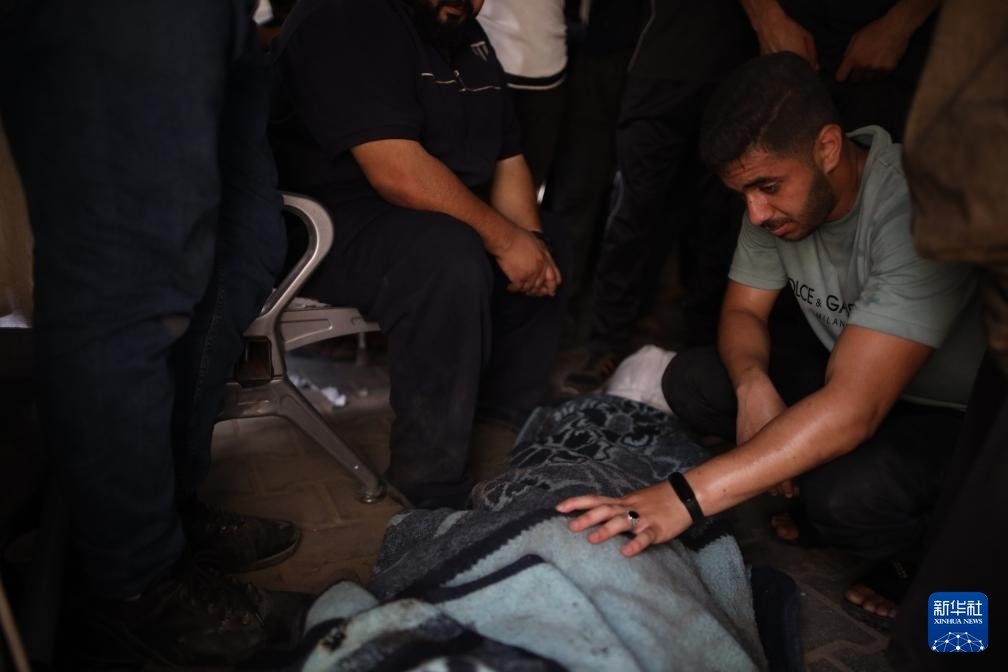 這是6月8日在加沙地帶中部努賽賴特難民營(yíng)拍攝的以軍襲擊受害者。新華社發(fā)（馬爾萬·達(dá)烏德攝）