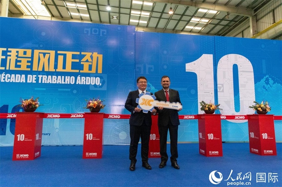 儀式上，徐工巴西制造總經(jīng)理李寒光將第23456臺產(chǎn)品鑰匙交付給客戶巴西Simak公司首席執(zhí)行官安德森·阿布魯手中。 人民日報社拉美中心分社 威廉·科埃略·維亞納攝