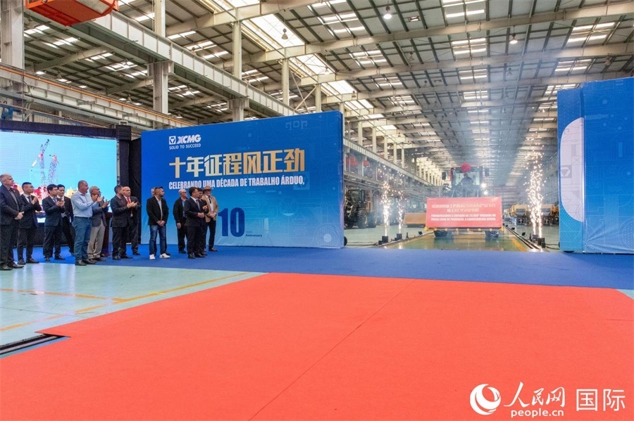 儀式上，米納斯吉拉斯州、波蘇阿雷格里市政府官員，徐工巴西制造的供應商、經(jīng)銷商、客戶伙伴、員工代表和在巴中資機構(gòu)代表等，一起祝賀徐工巴西制造第23456臺產(chǎn)品下線并交付客戶。 人民日報社拉美中心分社 威廉·科埃略·維亞納攝