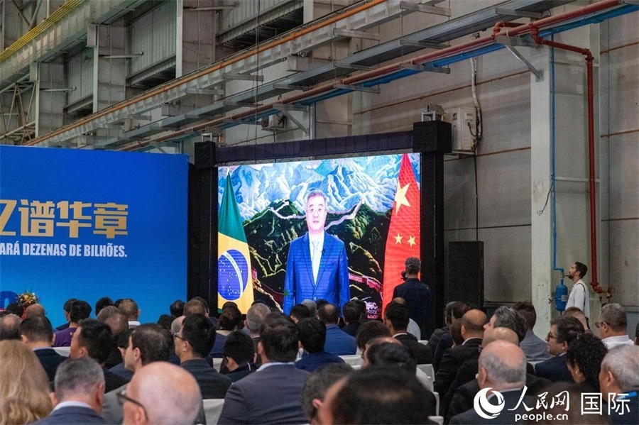 中國駐巴西大使祝青橋在視頻致辭中表示，徐工在巴西的發(fā)展，是眾多中國企業(yè)在習近平主席提出的共建“一帶一路”倡議推動下，將中國的技術(shù)和產(chǎn)業(yè)發(fā)展成果帶往世界，促進各國發(fā)展的縮影。 人民日報社拉美中心分社 威廉·科埃略·維亞納攝