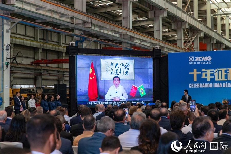 徐工集團、徐工機械董事長楊東升在視頻致辭中表示，徐工作為中國工程機械的排頭兵，堅定不移實施國際化主戰(zhàn)略，投資運營的徐工巴西制造基地成為見證中巴友誼的標桿示范。 人民日報社拉美中心分社 威廉·科埃略·維亞納攝