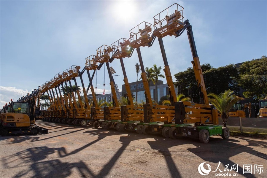 在徐工巴西制造生產(chǎn)基地，一批完成生產(chǎn)的設備正準備交付客戶。 人民日報社拉美中心分社 威廉·科埃略·維亞納攝