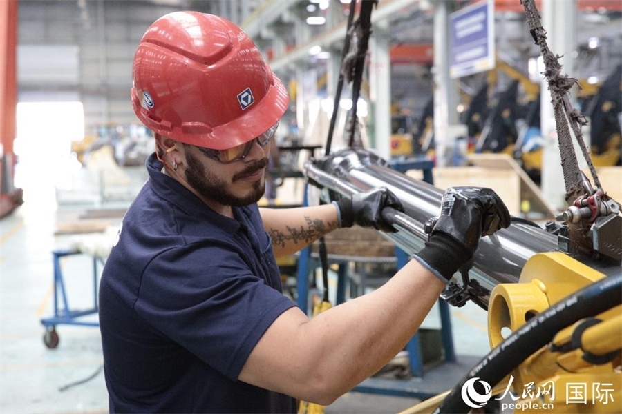 一名徐工巴西制造基地的當?shù)貑T工正在進行設備安裝和調(diào)試。 人民日報社拉美中心分社 威廉·科埃略·維亞納攝