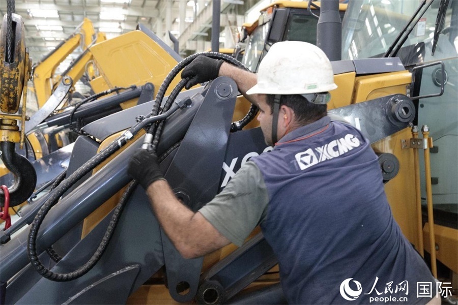 一名徐工巴西制造基地的當?shù)貑T工正在進行設備安裝和調(diào)試。 人民日報社拉美中心分社 威廉·科埃略·維亞納攝