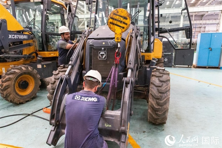 兩名徐工巴西制造基地的當?shù)貑T工正在進行設備安裝和調(diào)試。 人民日報社拉美中心分社 威廉·科埃略·維亞納攝