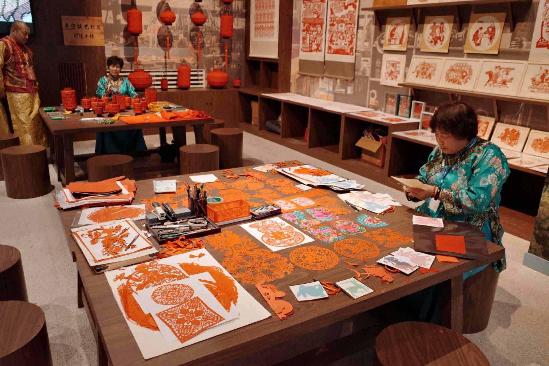 “氣象萬千——中國非遺保護實踐主題展”上，非遺傳承人現(xiàn)場展示。人民網(wǎng)記者 劉微攝