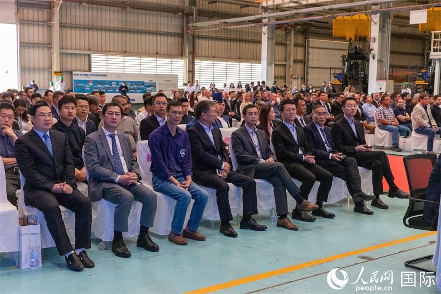 巴西米納斯吉拉斯州、波蘇阿雷格里市政府官員，徐工巴西制造的供應商、經(jīng)銷商、客戶伙伴和員工代表，以及在巴中資機構(gòu)代表等200多人，出席了徐工巴西制造投產(chǎn)運營10周年暨第23456臺產(chǎn)品下線儀式。 人民網(wǎng) 威廉·科埃略·維亞納攝